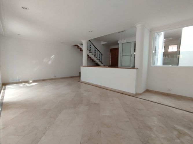 Casa de 3 alcobas en venta en El Diamante No. 2, Medellín, 229 m² · foto 5 de 24
