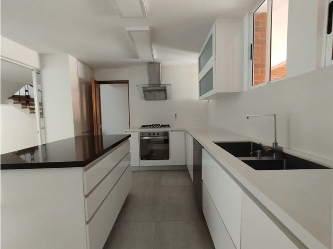 Casa de 3 alcobas en venta en El Diamante No. 2, Medellín, 229 m² · foto 6 de 24