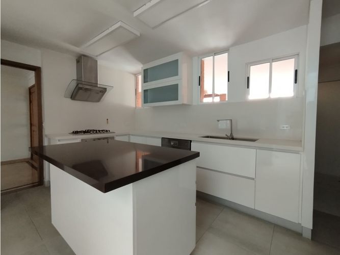 Casa de 3 alcobas en venta en El Diamante No. 2, Medellín, 229 m² · foto 7 de 24