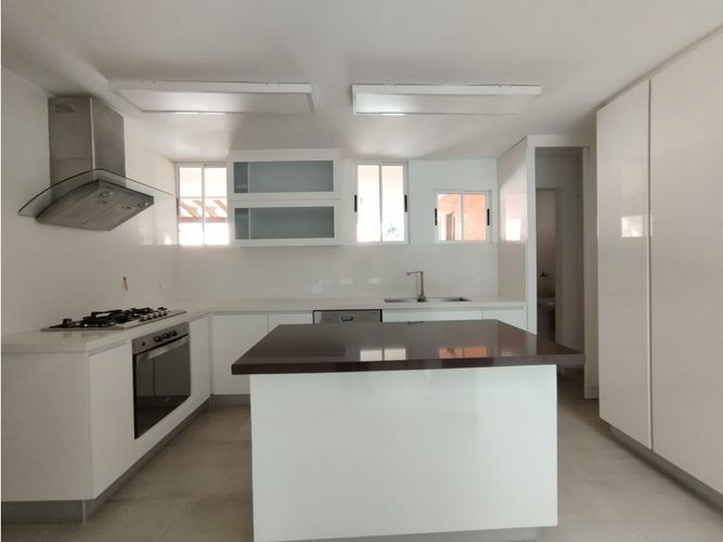 Casa de 3 alcobas en venta en El Diamante No. 2, Medellín, 229 m² · foto 8 de 24