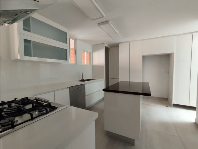 Casa de 3 alcobas en venta en El Diamante No. 2, Medellín, 229 m² · foto 9 de 24