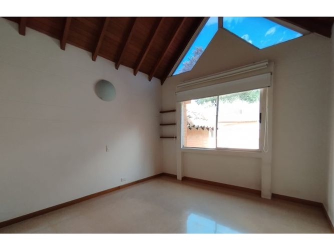 Casa de 3 alcobas en venta en El Diamante No. 2, Medellín, 229 m² · foto 10 de 24