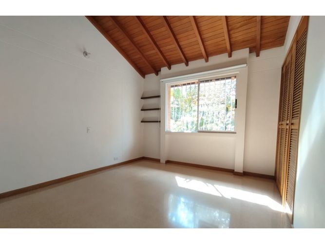 Casa de 3 alcobas en venta en El Diamante No. 2, Medellín, 229 m² · foto 11 de 24