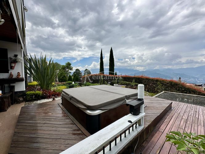 Casa de 3 alcobas en venta en Altos Del Poblado, Medellín, 450 m² · foto 3 de 24