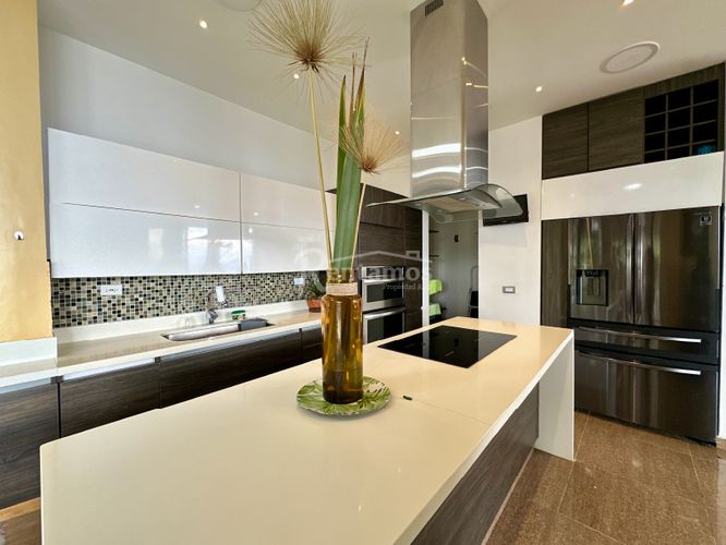 Casa de 3 alcobas en venta en Altos Del Poblado, Medellín, 450 m² · foto 6 de 24