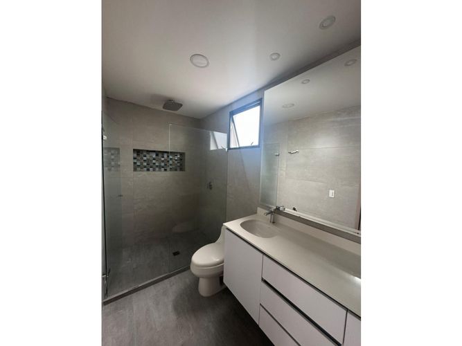 Casa de 3 alcobas en venta en Loma De San Jose, Sabaneta, 380 m² · foto 3 de 19