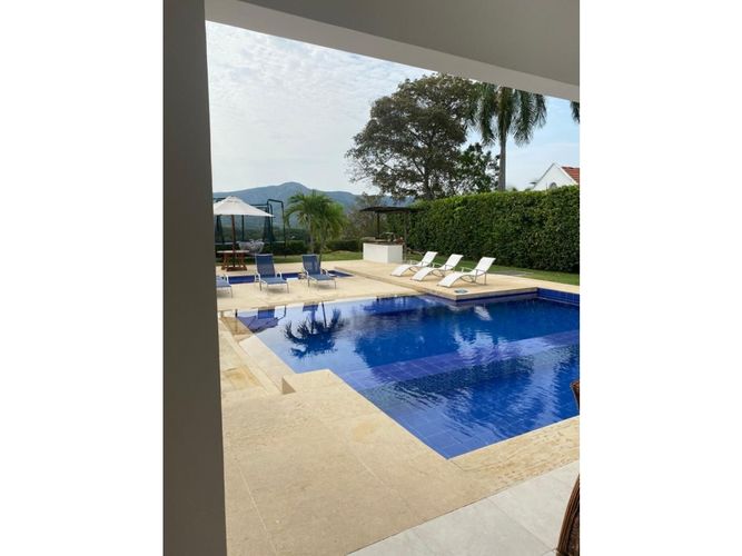 Casa de 5 alcobas en venta en El Paso, Girardot, 336 m² · foto 2 de 21