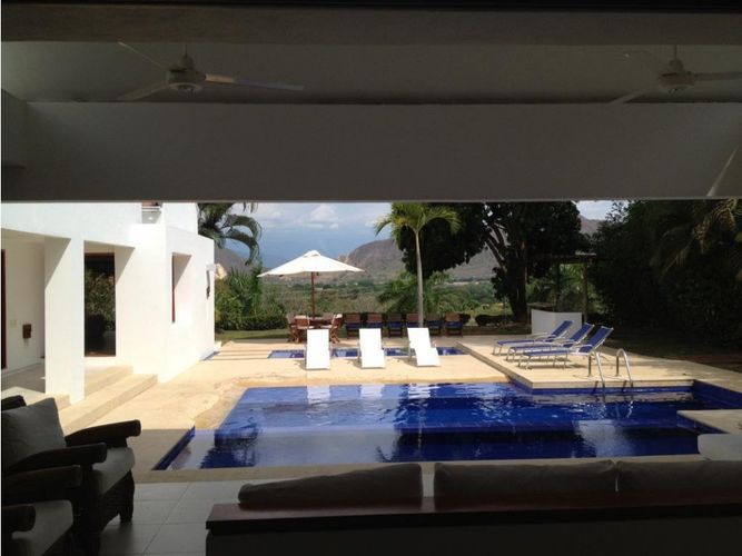 Casa de 5 alcobas en venta en El Paso, Girardot, 336 m² · foto 3 de 21