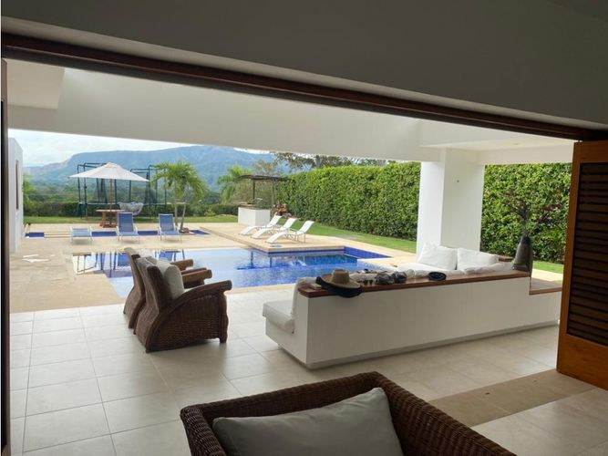 Casa de 5 alcobas en venta en El Paso, Girardot, 336 m² · foto 4 de 21