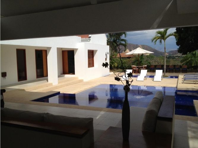 Casa de 5 alcobas en venta en El Paso, Girardot, 336 m² · foto 6 de 21