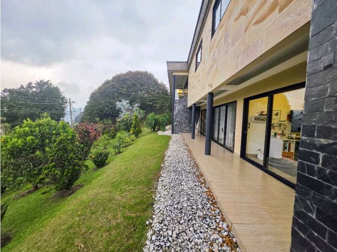 Casa de 6 alcobas en venta en Las Palmas, Envigado, 411 m² · foto 2 de 19