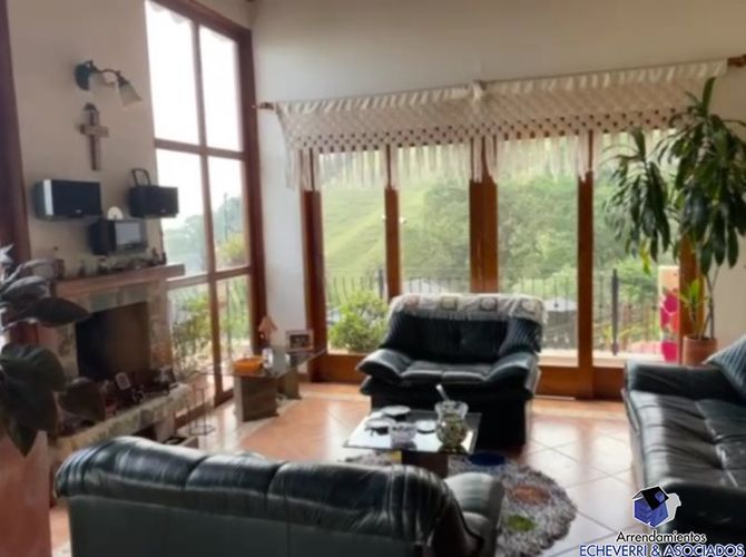 Casa de 4 alcobas en venta en Loma Del Escobero, Envigado, 520 m² · foto 2 de 15