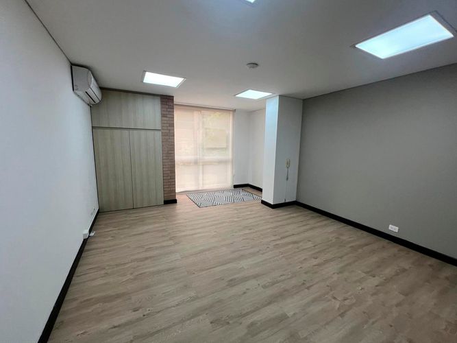 Oficina en arriendo en El Poblado, Medellín, 34 m² · foto 2 de 11