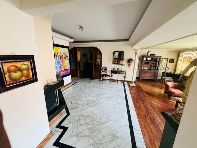 Apartamento de 2 alcobas en venta en Santa Barbara Central, Bogotá, 167 m² · foto 2 de 24