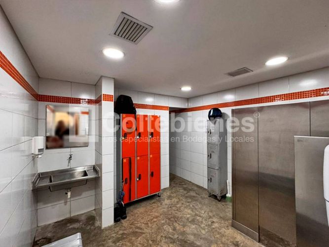 Bodega en arriendo en El Poblado, Medellín, 1160 m² · foto 12 de 13