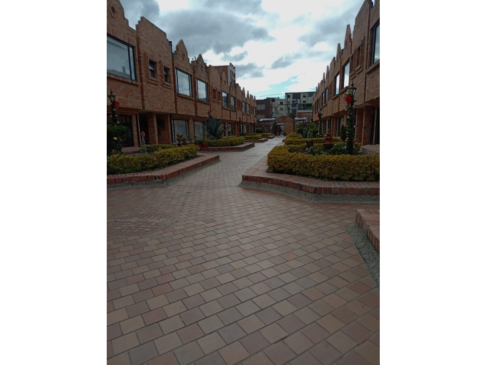 Casa en venta en Cedritos, Bogotá · foto 2 de 24