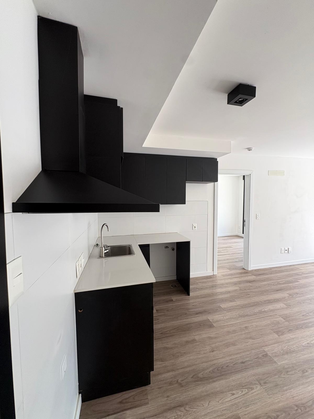 Amenidades .Exclusivo Apartamento seminuevo  con Amplio BalconTerraza y Garage en Prestigiosa Av. 8 de Octubre - Detalle