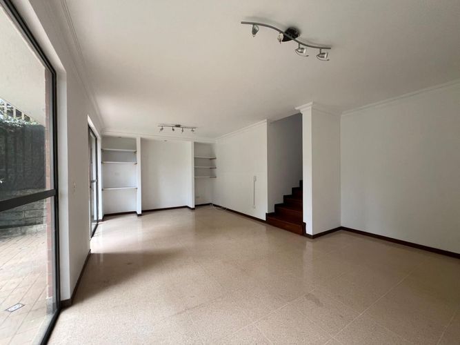 Casa de 3 alcobas en venta en Escobero, Envigado, 211 m² · foto 2 de 16