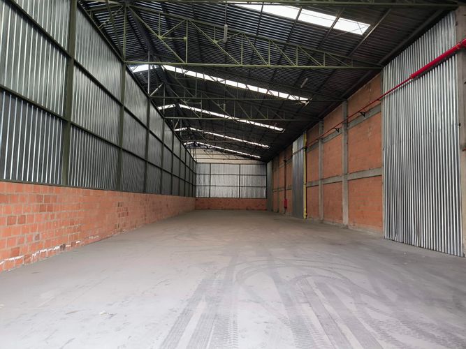 Bodega en arriendo en Zona Centro, Madrid, 687 m² · foto 2 de 3