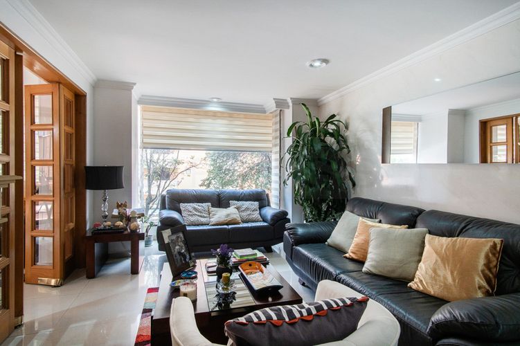 Apartamento de 3 alcobas en venta en La Carolina, Bogotá, 163 m² · foto 2 de 18