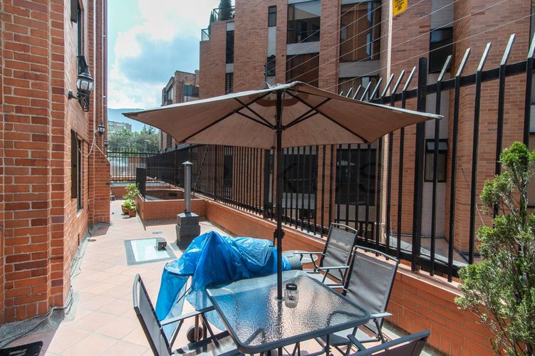 Apartamento de 3 alcobas en venta en La Carolina, Bogotá, 163 m² · foto 5 de 18