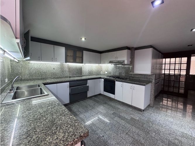 Apartamento de 4 alcobas en venta en La Carolina, Bogotá, 270 m² · foto 3 de 19