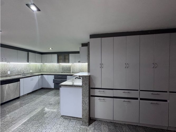 Apartamento de 4 alcobas en venta en La Carolina, Bogotá, 270 m² · foto 4 de 19