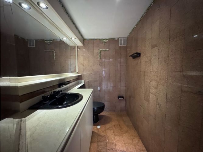 Apartamento de 4 alcobas en venta en La Carolina, Bogotá, 270 m² · foto 9 de 19