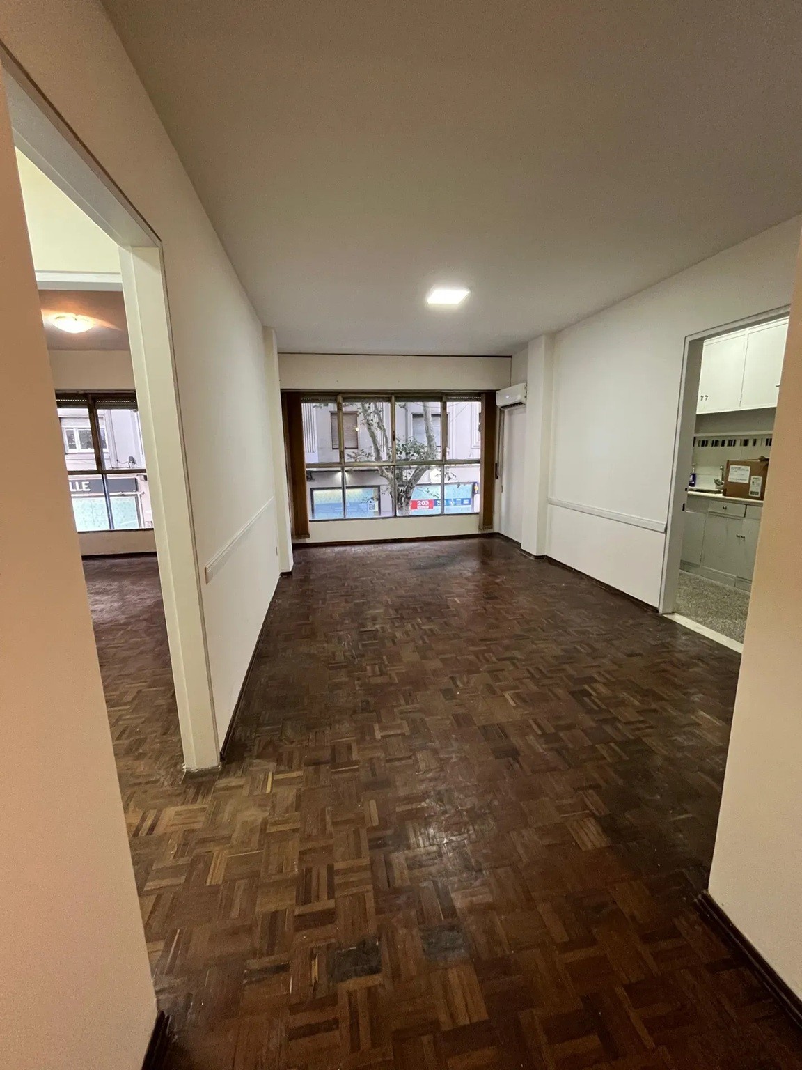 ALQUILER EN TRES CRUCES, 1 DORMITORIO, AL FRENTE, AIRES ACONDICIONADOS, PORTERIA · Foto 1