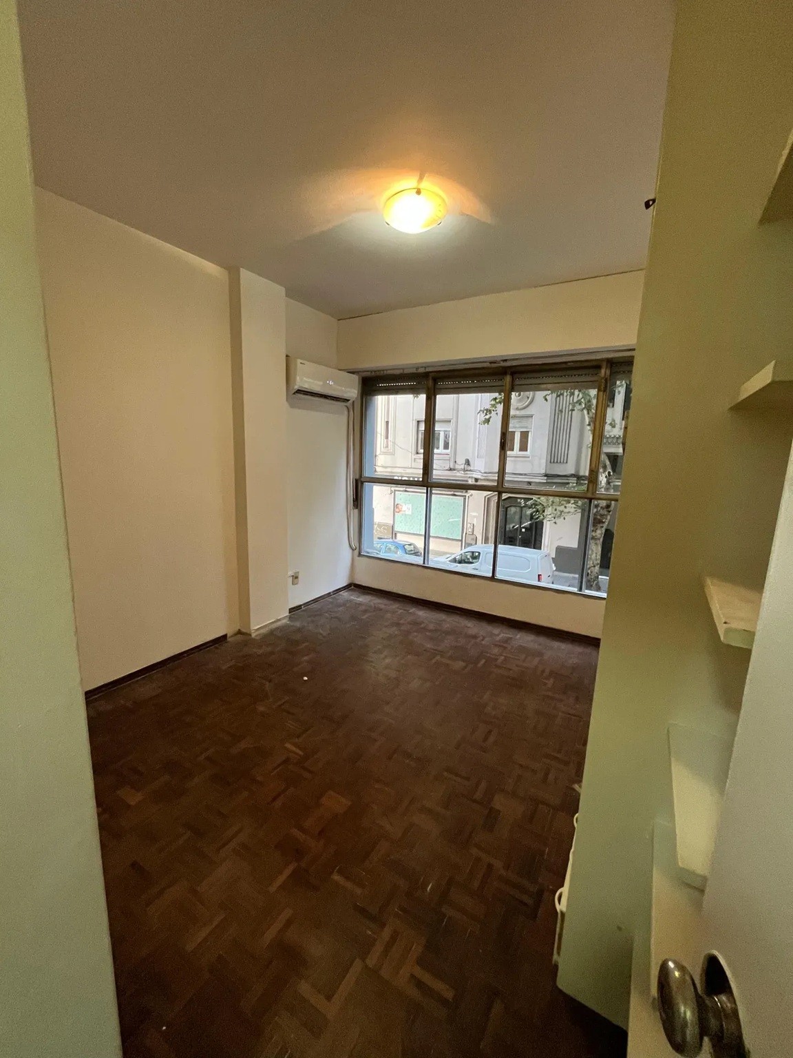 ALQUILER EN TRES CRUCES, 1 DORMITORIO, AL FRENTE, AIRES ACONDICIONADOS, PORTERIA · Foto 2