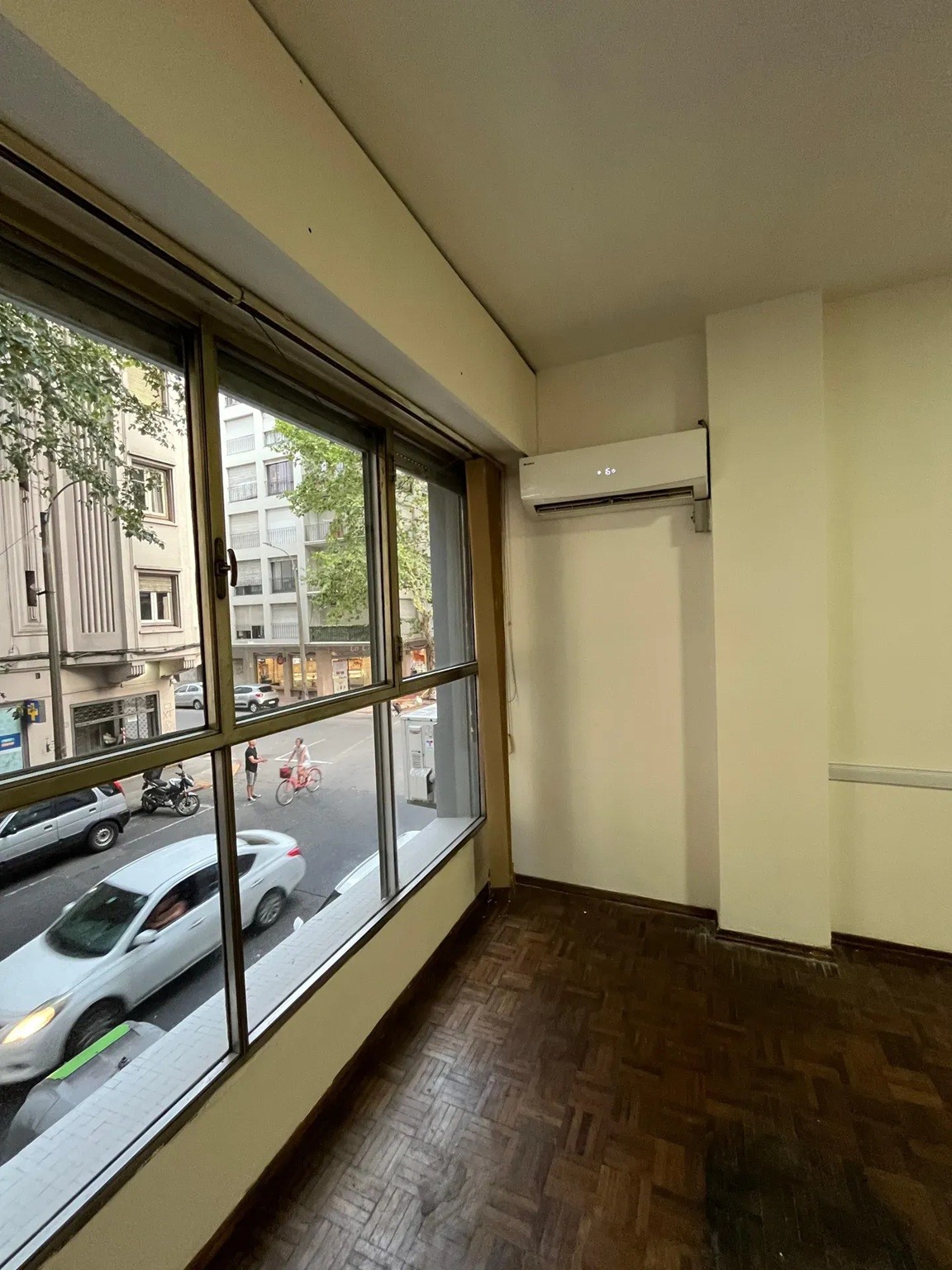 ALQUILER EN TRES CRUCES, 1 DORMITORIO, AL FRENTE, AIRES ACONDICIONADOS, PORTERIA · Foto 3