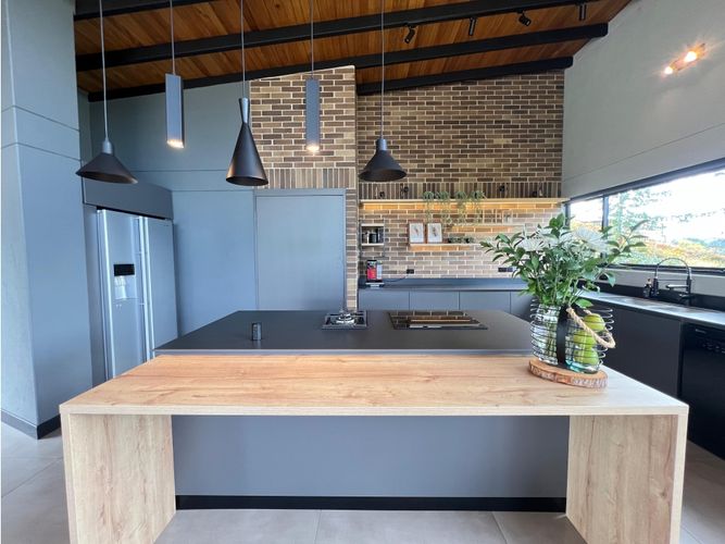 Casa de 4 alcobas en venta en San Miguel, La Ceja, 345 m² · foto 2 de 15
