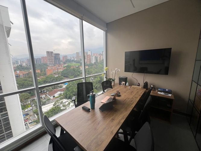 Oficina en arriendo en El Poblado, Medellín, 33 m² · foto 2 de 11
