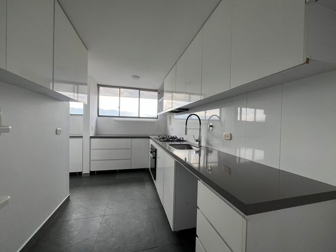 Apartamento de 2 alcobas en arriendo en El Poblado, Medellín, 90 m² · foto 4 de 16