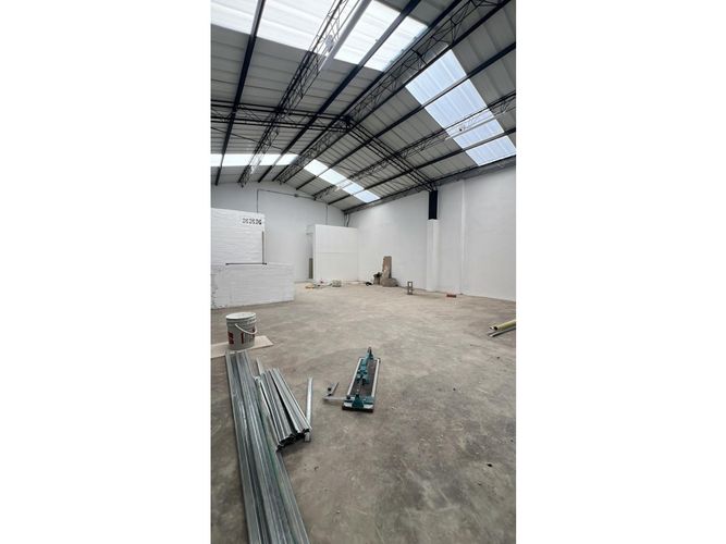 Bodega en arriendo en El Chagualo, Medellín, 260 m² · foto 2 de 10