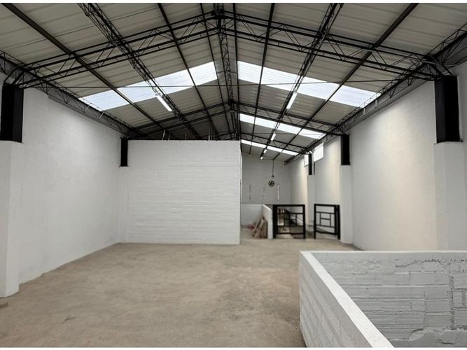 Bodega en arriendo en El Chagualo, Medellín, 260 m² · foto 3 de 10