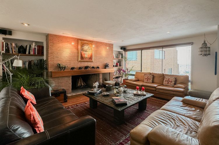 Apartamento de 3 alcobas en venta en Los Rosales, Bogotá, 200 m² · foto 2 de 24