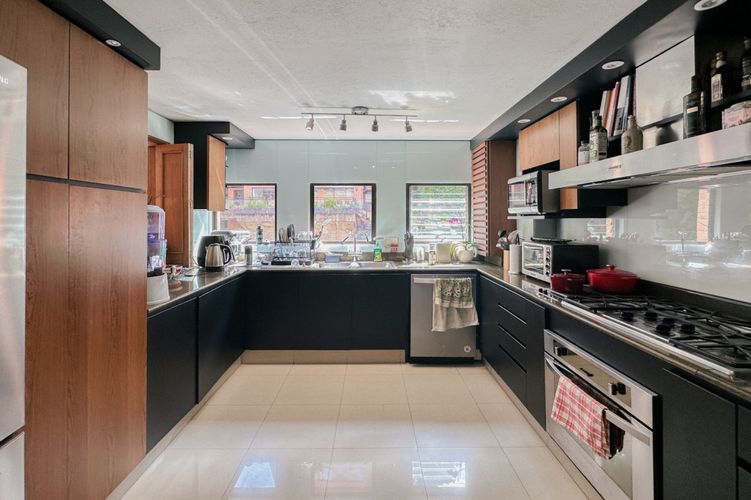 Apartamento de 3 alcobas en venta en Los Rosales, Bogotá, 200 m² · foto 8 de 24