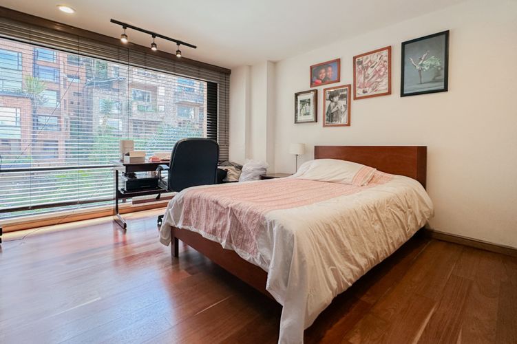Apartamento de 3 alcobas en venta en Los Rosales, Bogotá, 200 m² · foto 14 de 24