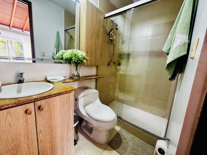 Casa de 3 alcobas en venta en Loma Benedictinos, Medellín, 220 m² · foto 2 de 24