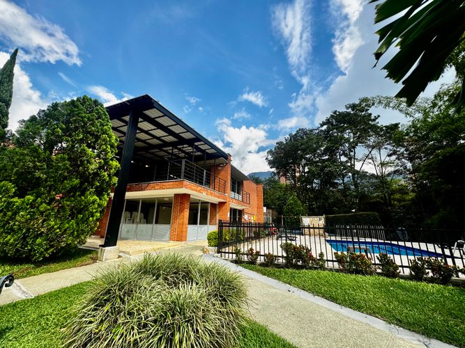 Casa de 3 alcobas en venta en Loma Benedictinos, Medellín, 220 m² · foto 5 de 24