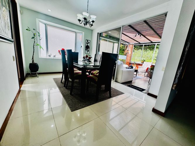 Casa de 3 alcobas en venta en Loma Benedictinos, Medellín, 220 m² · foto 6 de 24