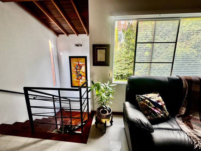 Casa de 3 alcobas en venta en Loma Benedictinos, Medellín, 220 m² · foto 10 de 24