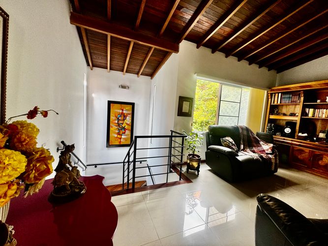 Casa de 3 alcobas en venta en Loma Benedictinos, Medellín, 220 m² · foto 11 de 24