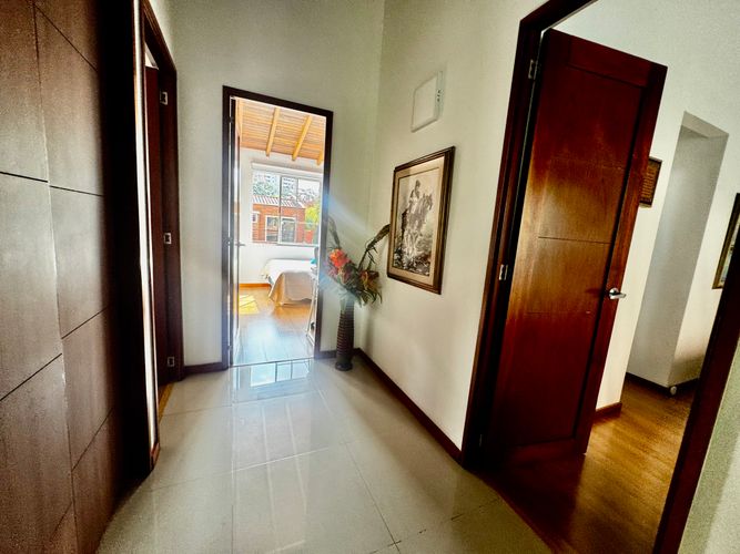 Casa de 3 alcobas en venta en Loma Benedictinos, Medellín, 220 m² · foto 12 de 24