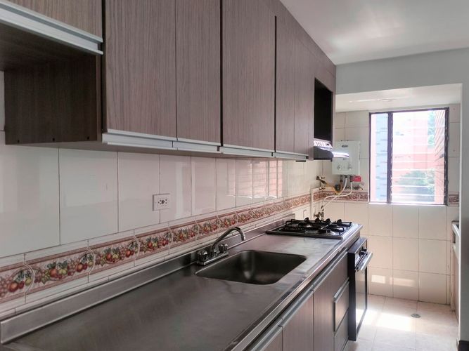 Apartamento de 2 alcobas en arriendo en El Poblado, Medellín, 75 m² · foto 3 de 14