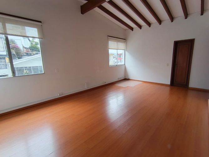 Casa de 23 alcobas en arriendo en La Arboleda, Manizales, 701 m² · foto 2 de 24