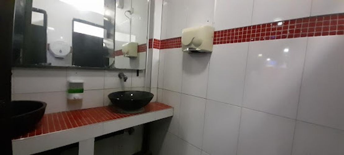 Local en venta en Boston, Medellín, 560 m² · foto 9 de 11