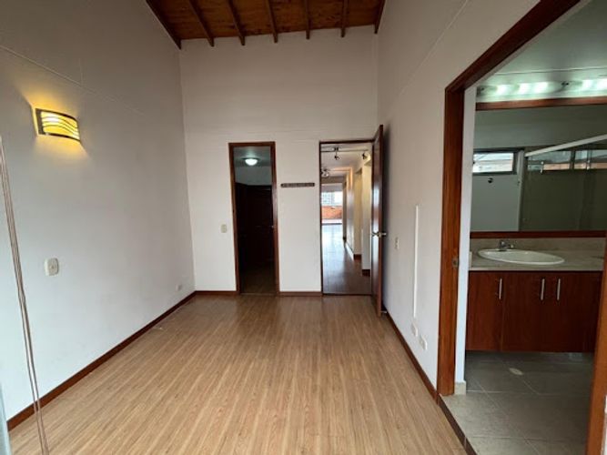 Apartamento de 2 alcobas en arriendo en Castropol, Medellín, 110 m² · foto 9 de 24