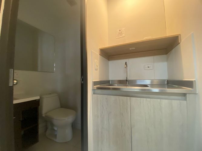 Oficina en arriendo en El Poblado, Medellín, 77 m² · foto 2 de 8